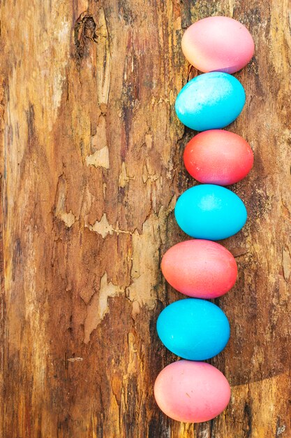 Blauwe en roze eieren voor paasvakantie