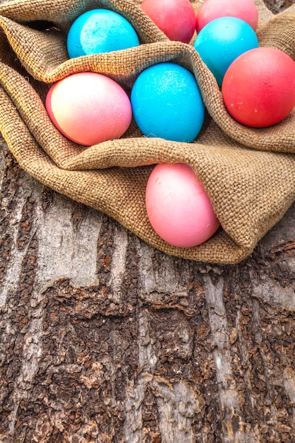 Blauwe en roze eieren voor paasvakantie