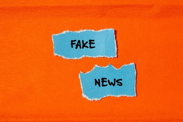 blauwe en witte stickers met de tekst 'fake news'