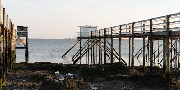 Blauwe en witte vissershut op de pier