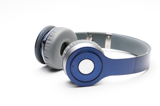 Blauwe en zilveren moderne koptelefoon om naar muziek te luisteren