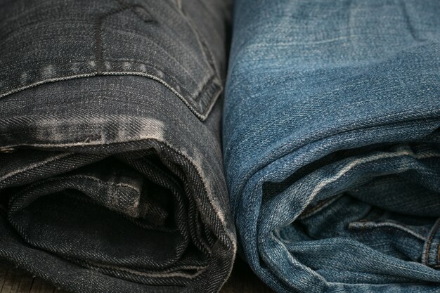 Blauwe en zwarte jeans