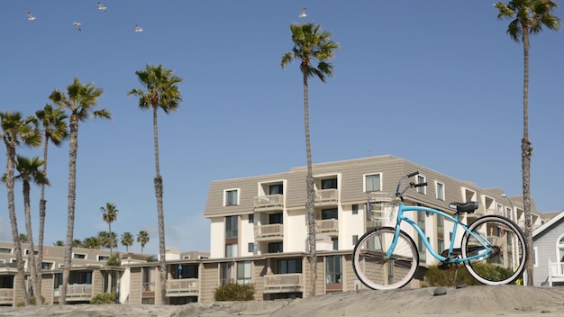 blauwe fiets, cruiser-fiets bij oceaanstrand, Pacifische kust