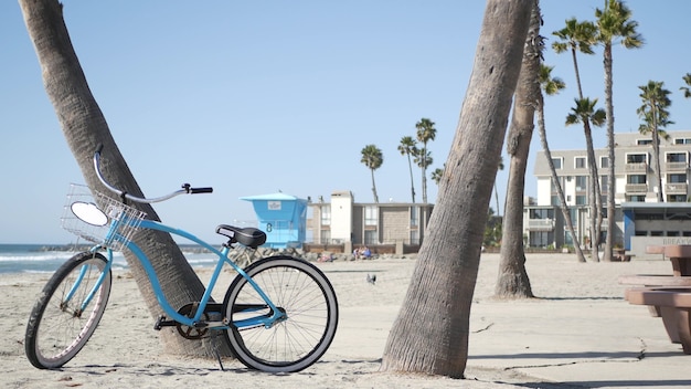 Blauwe fiets, kruiserfiets op overzees oceaanstrand, de kust van californië de v.s. fiets in de buurt van de badmeestertoren.