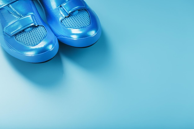 Blauwe fietsschoenen op een blauwe achtergrond