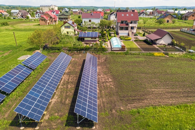 Blauwe fotovoltaïsche zonne-panelen staan op veld