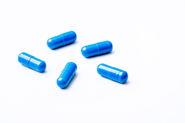 blauwe geneeskunde of voedingssupplementcapsules die op wit worden geïsoleerd