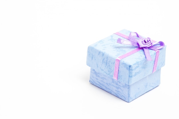 Blauwe geschenkdoos met paars lint