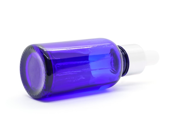 Blauwe glazen druppelflesje serum op witte achtergrond, Mockup voor cosmetisch productontwerp