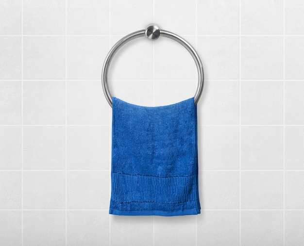 Blauwe handdoek opknoping op hanger in toilet badkamer