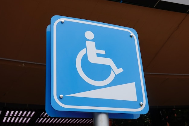 Blauwe Handicap bij het parkeren van autoteken buitenshuis voor gehandicapten en rolstoel.