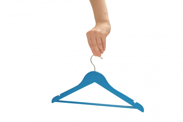 Blauwe hanger in geïsoleerde vrouwenhand