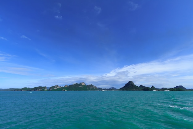 Blauwe heldere hemel en oceaanlandschap