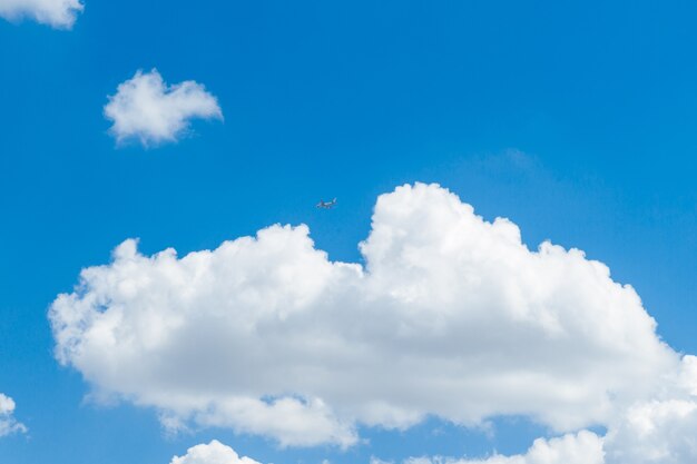 Blauwe heldere hemel met witte pluizige wolken natuurlijke achtergrond kopie ruimte