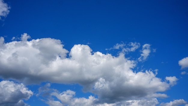 blauwe heldere lucht met mooie wolken