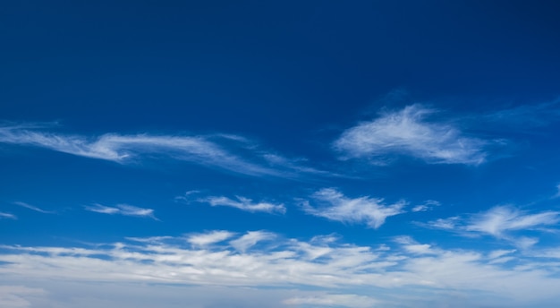 Blauwe heldere lucht met wolken