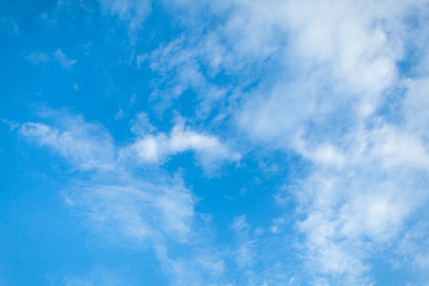 Blauwe hemel achtergrond de zomertijd