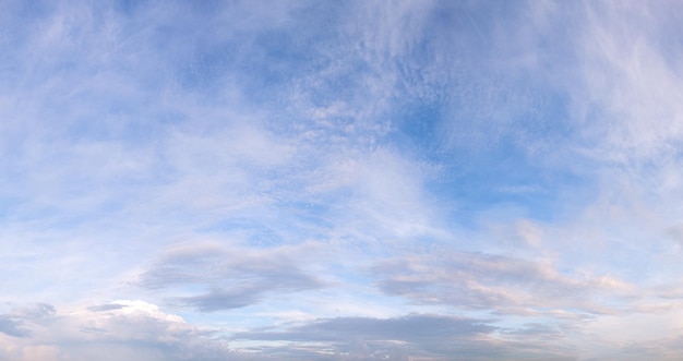 Blauwe hemel achtergrond met witte wolken