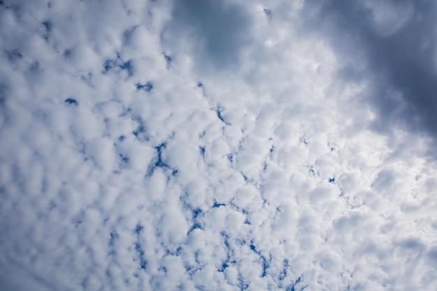 Blauwe hemel achtergrond met witte wolken