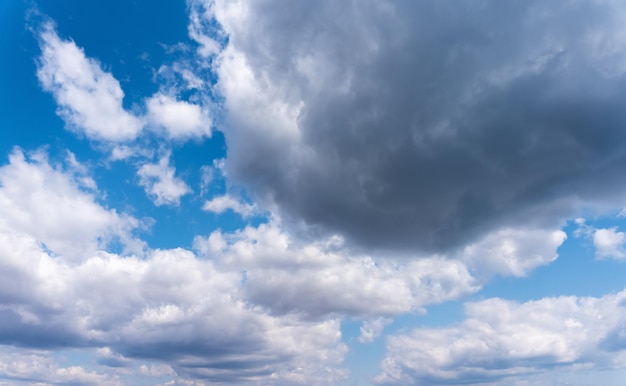 Blauwe hemel achtergrond met wolken