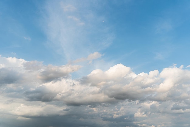 Blauwe hemel achtergrond met wolken