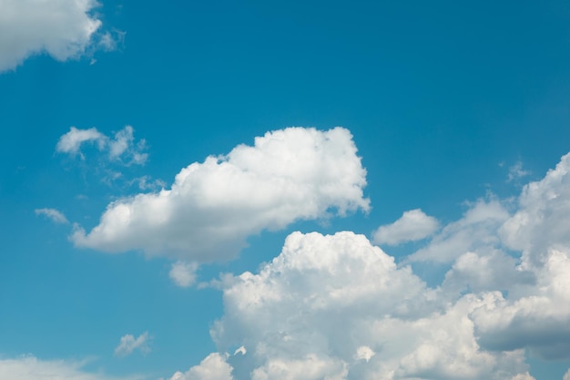 Blauwe hemel achtergrond met wolken