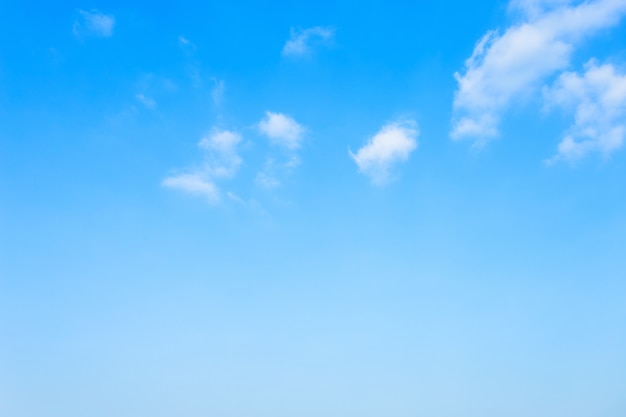 Blauwe hemel achtergrondtextuur met witte wolken.