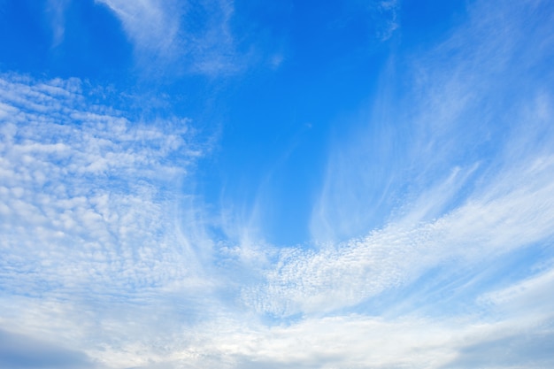 Blauwe hemel achtergrondtextuur met witte wolken.