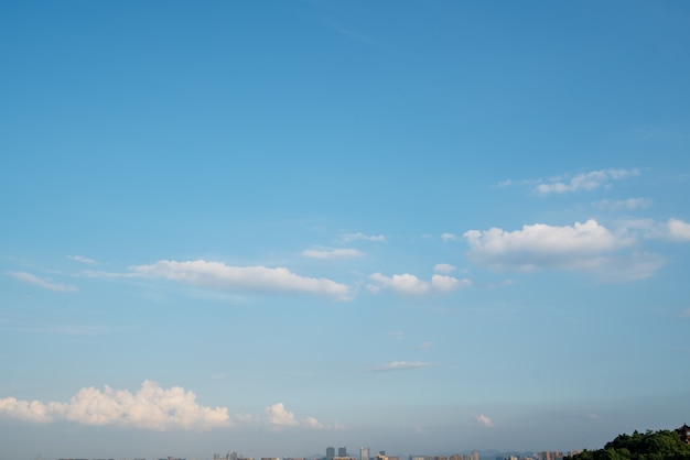 Blauwe hemel en witte wolk hemellandschap