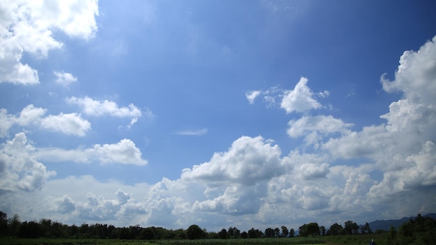 Foto blauwe hemel en witte wolken die voorbijgaan blauwe hemel met bewegend wit