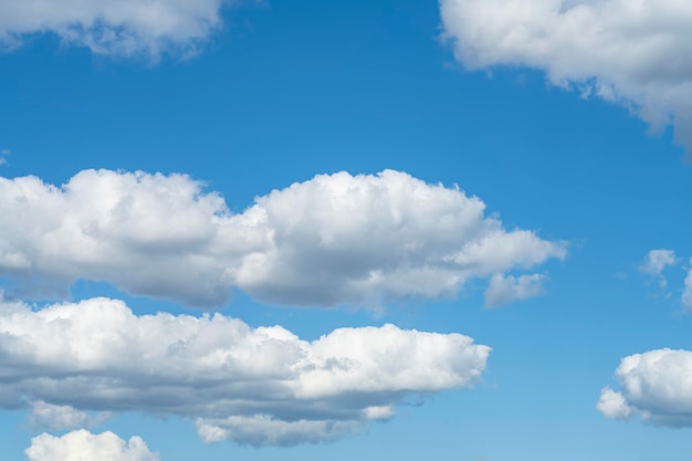 blauwe hemel en witte wolken erop luchtmassa's