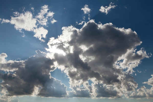 Blauwe hemel en wolken abstracte achtergrond