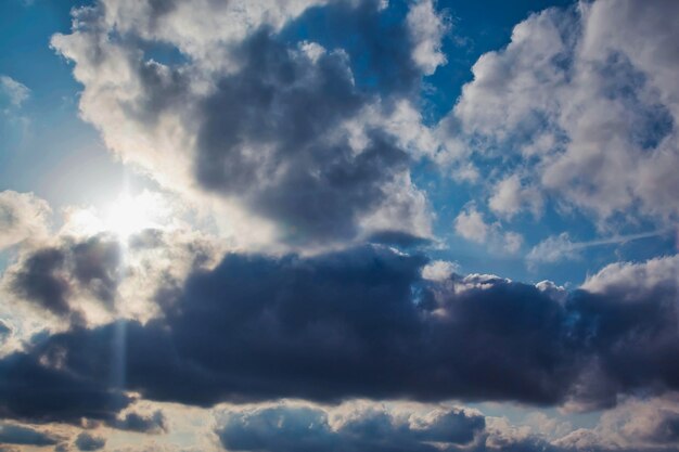 Blauwe hemel met cumulus wolken achtergrond. Concept natuur en weer achtergronden, sfeer