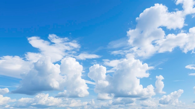 Blauwe hemel met de zachte achtergrond van het wolkenbehang