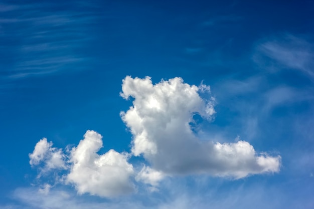 Blauwe hemel met gezwollen witte wolken in heldere heldere zonnige dag