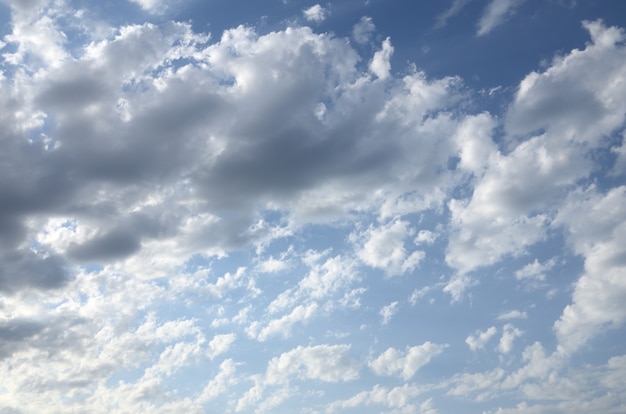 Blauwe hemel met pluizige wolken