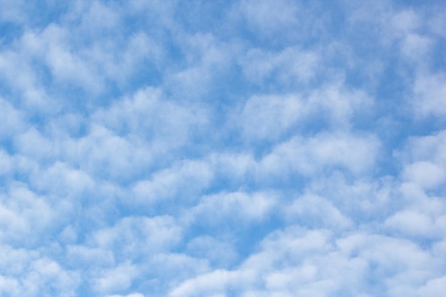 Blauwe hemel met witte stapelwolken in zonnige dag Mooie achtergrond
