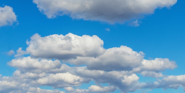 Blauwe hemel met witte wolken bij zonnig weer