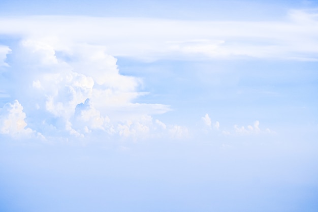 Blauwe hemel met witte wolken landschap