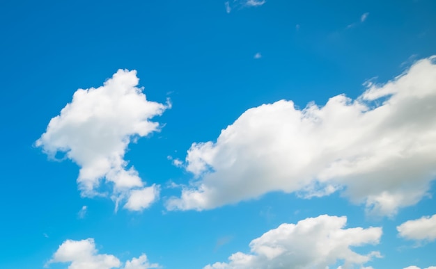 Blauwe hemel met witte zachte wolken