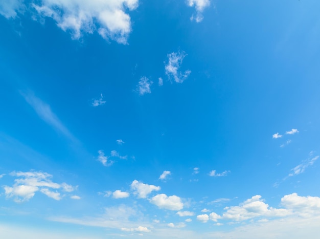 Blauwe hemel met witte zachte wolken