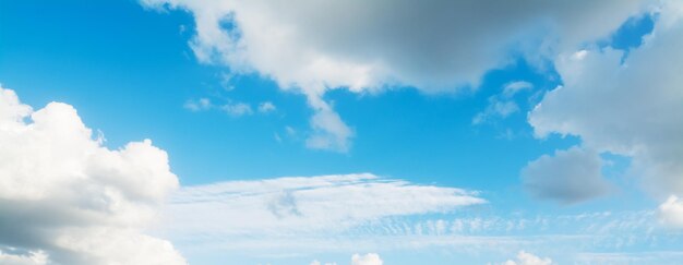 Foto blauwe hemel met witte zachte wolken