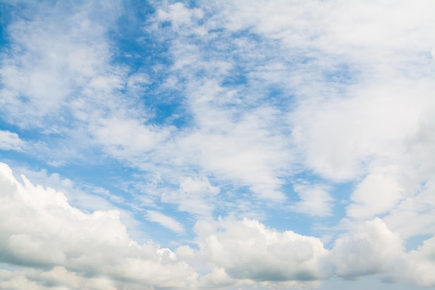 blauwe hemel met witte zachte wolken