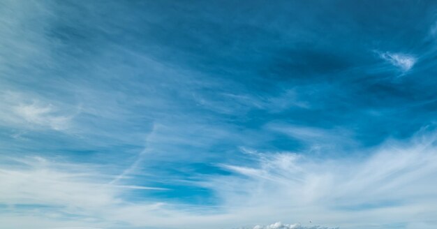 Foto blauwe hemel met witte zachte wolken