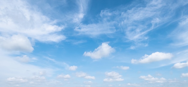 Foto blauwe hemel met witte zachte wolken