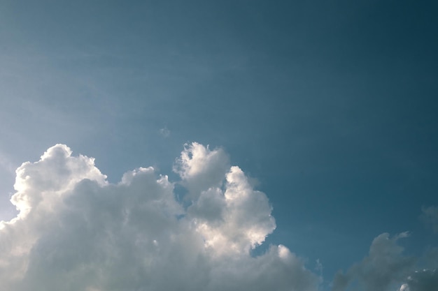 Blauwe hemel met witte zachte wolken