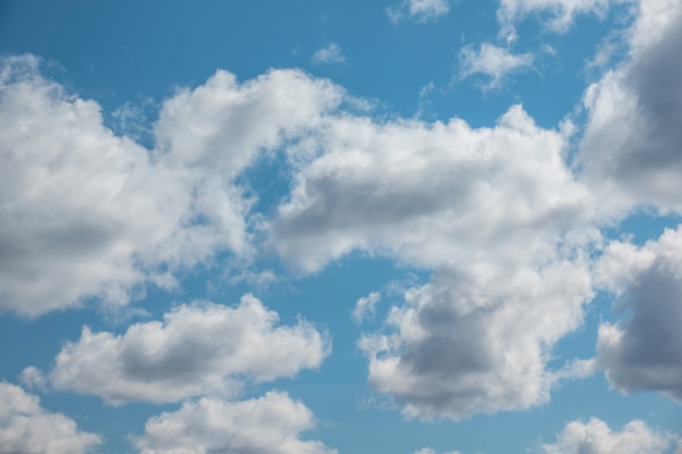 Blauwe hemel met wolk en zonclose-up