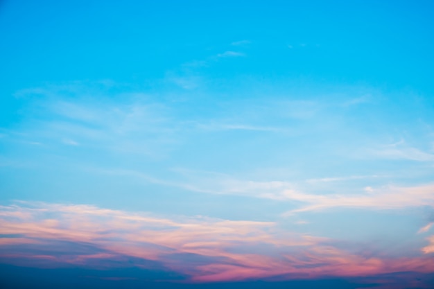 Blauwe hemel met wolk in zonsondergang, de Abstracte achtergrond van de landschapsaard