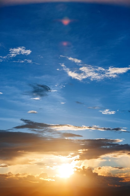 Blauwe hemel met wolken bij zonsondergang