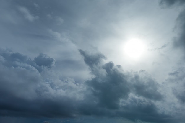 Blauwe hemel met wolken en zon